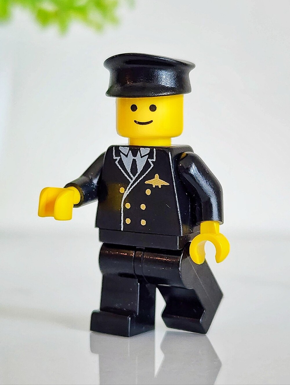 LEGO AIR002 Classic Town Airport Pilot Minifigure Black Uniform Hat Vintage